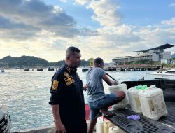 Pengisian BBM Kapal di Labuan Bajo Masih Pakai Jeriken, KSOP Awasi Tumpahan Minyak ke Laut