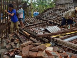Diterjang Angin Puting Beliung, Plafon Rumah Warga di Depok Ambruk