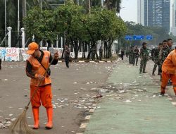 Kondisi Depan DPR RI Usai Demo Sabtu Malam: Dipenuhi Sampah, Sisa Gas Air Mata Masih Terasa