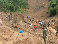 Terjebak Longsor 12 Hari Warga Lebong Bengkulu Terima Puluhan Sekop Cangkul dan Selang