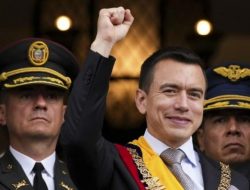 Presiden Ekuador Selamat Saat Iring-iringan Mobilnya Dihujani Batu dan Tembakan