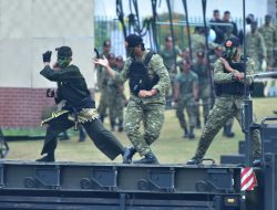 HUT Ke-80 TNI Prajurit Tampilkan Atraksi Duel dengan Musuh di Atas Tank BMP-3M