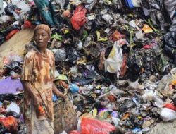 Lautan Sampah di Kolong Tol Tanjung Priok, Warga Menjerit Tersiksa Bau Busuk