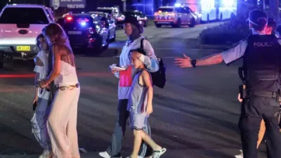 Australia Kibarkan Bendera