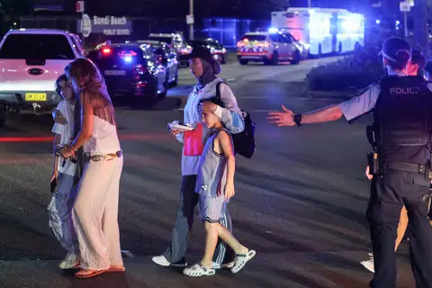 Australia Kibarkan Bendera