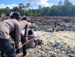 Cuaca Ekstrem Jembatan Suramadu Tunjukan Rambu Bahaya Pengendara Motor Gunakan Jalur Mobil