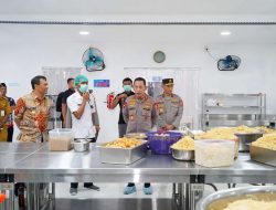Kapolri Cicipi Makanan di Dapur Umum Pastikan Gizi Pengungsi Terjaga