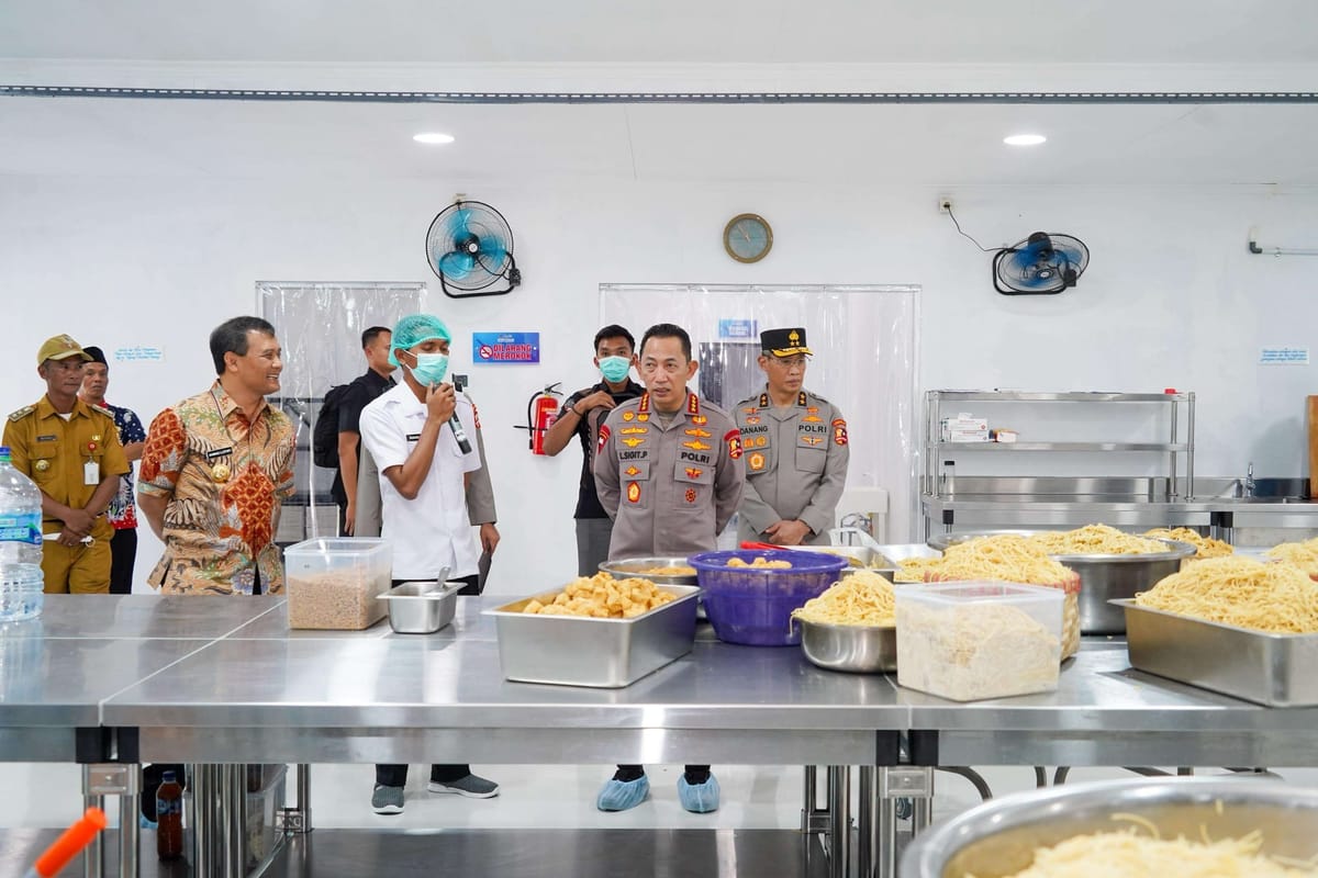 Kapolri Cicipi Makanan