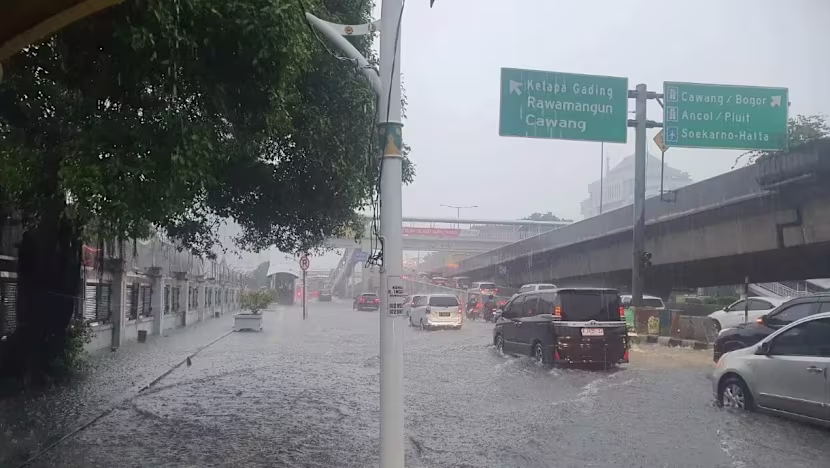 Banjir Jakarta Ganggu Layanan