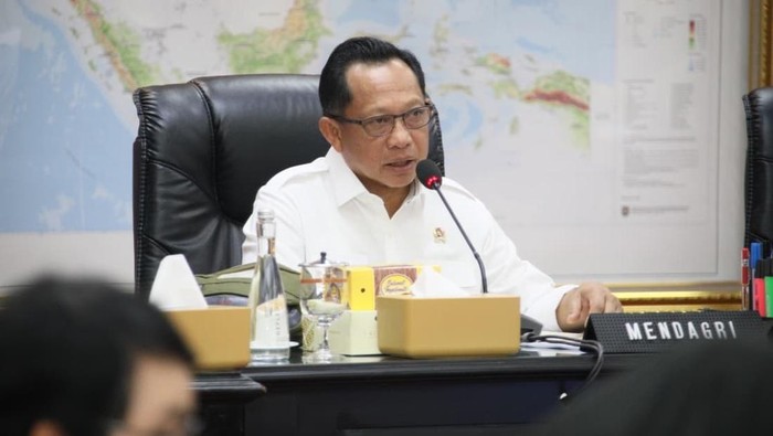Mendagri Larang Kepala Daerah Bepergian ke Luar Negeri Saat Libur Idul Fitri Menteri Dalam Negeri Muhammad Tito Karnavian mengeluarkan kebijakan yang melarang kepala daerah melakukan perjalanan ke luar negeri selama periode libur Idul Fitri 1447 Hijriah. Kebijakan tersebut tertuang dalam Surat Edaran Kementerian Dalam Negeri yang meminta seluruh gubernur, bupati, dan wali kota menunda perjalanan dinas ke luar negeri mulai 14 hingga 28 Maret 2026. Larangan ini diberlakukan agar para pimpinan daerah tetap berada di wilayah masing-masing dan dapat memastikan pelayanan publik berjalan dengan baik selama masa libur Lebaran. Menurut Tito, periode libur Idul Fitri biasanya diikuti peningkatan mobilitas masyarakat sehingga pemerintah daerah harus siaga menghadapi berbagai potensi masalah, mulai dari kelancaran arus mudik hingga pengendalian harga kebutuhan pokok. Ia menegaskan bahwa kehadiran kepala daerah di wilayahnya sangat penting untuk memastikan koordinasi dengan aparat keamanan dan instansi terkait berjalan optimal. Artikel 2 Jelang Lebaran, Mendagri Instruksikan Kepala Daerah Tetap Siaga di Wilayahnya Pemerintah melalui Kementerian Dalam Negeri meminta seluruh kepala daerah untuk tetap berada di daerah masing-masing selama masa libur Idul Fitri. Instruksi tersebut disampaikan Menteri Dalam Negeri Muhammad Tito Karnavian melalui surat edaran yang menunda perjalanan luar negeri bagi kepala daerah dan wakil kepala daerah. Kebijakan ini berlaku selama dua minggu, yakni satu minggu sebelum dan satu minggu setelah Lebaran. Menurut Tito, langkah tersebut bertujuan memastikan penyelenggaraan pemerintahan daerah tetap berjalan normal selama masa libur panjang. Selain itu, pemerintah daerah diminta meningkatkan koordinasi dengan Forum Koordinasi Pimpinan Daerah (Forkopimda) guna menjaga stabilitas keamanan dan keselamatan masyarakat. Artikel 3 Fokus Pelayanan Publik, Mendagri Batasi Perjalanan Luar Negeri Kepala Daerah Kementerian Dalam Negeri mengambil langkah tegas dengan membatasi perjalanan luar negeri bagi kepala daerah selama periode libur Lebaran. Menteri Dalam Negeri Muhammad Tito Karnavian mengatakan pembatasan ini penting agar pemerintah daerah dapat fokus menjalankan tugas pelayanan publik. Dalam surat edaran tersebut, kepala daerah diminta menunda seluruh agenda perjalanan ke luar negeri pada 14–28 Maret 2026. Selama periode tersebut, para kepala daerah diminta memprioritaskan sejumlah agenda strategis seperti mengantisipasi potensi gangguan keamanan, mengawasi kelancaran arus mudik, serta menjaga stabilitas harga kebutuhan pokok di daerah. Tito Mendagri Larang Kepala Daerah Bepergian ke Luar Negeri Saat Libur Idul Fitri Menteri Dalam Negeri Muhammad Tito Karnavian mengeluarkan kebijakan yang melarang kepala daerah melakukan perjalanan ke luar negeri selama periode libur Idul Fitri 1447 Hijriah. Kebijakan tersebut tertuang dalam Surat Edaran Kementerian Dalam Negeri yang meminta seluruh gubernur, bupati, dan wali kota menunda perjalanan dinas ke luar negeri mulai 14 hingga 28 Maret 2026. Larangan ini diberlakukan agar para pimpinan daerah tetap berada di wilayah masing-masing dan dapat memastikan pelayanan publik berjalan dengan baik selama masa libur Lebaran. Menurut Tito, periode libur Idul Fitri biasanya diikuti peningkatan mobilitas masyarakat sehingga pemerintah daerah harus siaga menghadapi berbagai potensi masalah, mulai dari kelancaran arus mudik hingga pengendalian harga kebutuhan pokok. Ia menegaskan bahwa kehadiran kepala daerah di wilayahnya sangat penting untuk memastikan koordinasi dengan aparat keamanan dan instansi terkait berjalan optimal. Artikel 2 Jelang Lebaran, Mendagri Instruksikan Kepala Daerah Tetap Siaga di Wilayahnya Pemerintah melalui Kementerian Dalam Negeri meminta seluruh kepala daerah untuk tetap berada di daerah masing-masing selama masa libur Idul Fitri. Instruksi tersebut disampaikan Menteri Dalam Negeri Muhammad Tito Karnavian melalui surat edaran yang menunda perjalanan luar negeri bagi kepala daerah dan wakil kepala daerah. Kebijakan ini berlaku selama dua minggu, yakni satu minggu sebelum dan satu minggu setelah Lebaran. Menurut Tito, langkah tersebut bertujuan memastikan penyelenggaraan pemerintahan daerah tetap berjalan normal selama masa libur panjang. Selain itu, pemerintah daerah diminta meningkatkan koordinasi dengan Forum Koordinasi Pimpinan Daerah (Forkopimda) guna menjaga stabilitas keamanan dan keselamatan masyarakat. Artikel 3 Fokus Pelayanan Publik, Mendagri Batasi Perjalanan Luar Negeri Kepala Daerah Kementerian Dalam Negeri mengambil langkah tegas dengan membatasi perjalanan luar negeri bagi kepala daerah selama periode libur Lebaran. Menteri Dalam Negeri Muhammad Tito Karnavian mengatakan pembatasan ini penting agar pemerintah daerah dapat fokus menjalankan tugas pelayanan publik. Dalam surat edaran tersebut, kepala daerah diminta menunda seluruh agenda perjalanan ke luar negeri pada 14–28 Maret 2026. Selama periode tersebut, para kepala daerah diminta memprioritaskan sejumlah agenda strategis seperti mengantisipasi potensi gangguan keamanan, mengawasi kelancaran arus mudik, serta menjaga stabilitas harga kebutuhan pokok di daerah. Tito juga menekankan pentingnya kesiapsiagaan pemerintah daerah dalam menyelenggarakan berbagai kegiatan perayaan Idul Fitri. Artikel 4 Pemerintah Minta Kepala Daerah Tidak ke Luar Negeri Selama Libur Lebaran Pemerintah pusat mengingatkan para kepala daerah agar tidak melakukan perjalanan ke luar negeri selama periode libur Idul Fitri. Menteri Dalam Negeri Muhammad Tito Karnavian menegaskan bahwa kepala daerah harus tetap berada di wilayahnya guna merespons cepat berbagai kebutuhan masyarakat. Larangan tersebut tertuang dalam Surat Edaran Menteri Dalam Negeri Nomor 000.2.3/1171/SJ tentang penundaan perjalanan ke luar negeri selama libur Idul Fitri 1447 Hijriah. Namun demikian, terdapat pengecualian untuk perjalanan yang bersifat sangat penting, seperti kegiatan yang merupakan arahan Presiden atau untuk keperluan pengobatan mendesak. Dengan kebijakan ini, pemerintah berharap seluruh daerah tetap siap menghadapi lonjakan aktivitas masyarakat selama momentum Lebaran.juga menekankan pentingnya kesiapsiagaan pemerintah daerah dalam menyelenggarakan berbagai kegiatan perayaan Idul Fitri. Artikel 4 Pemerintah Minta Kepala Daerah Tidak ke Luar Negeri Selama Libur Lebaran Pemerintah pusat mengingatkan para kepala daerah agar tidak melakukan perjalanan ke luar negeri selama periode libur Idul Fitri. Menteri Dalam Negeri Muhammad Tito Karnavian menegaskan bahwa kepala daerah harus tetap berada di wilayahnya guna merespons cepat berbagai kebutuhan masyarakat. Larangan tersebut tertuang dalam Surat Edaran Menteri Dalam Negeri Nomor 000.2.3/1171/SJ tentang penundaan perjalanan ke luar negeri selama libur Idul Fitri 1447 Hijriah. Namun demikian, terdapat pengecualian untuk perjalanan yang bersifat sangat penting, seperti kegiatan yang merupakan arahan Presiden atau untuk keperluan pengobatan mendesak. Dengan kebijakan ini, pemerintah berharap seluruh daerah tetap siap menghadapi lonjakan aktivitas masyarakat selama momentum Lebaran.
