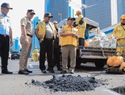 Jalan Berlubang di Thamrin Diperbaiki Dampak Hujan Lebat Beberapa Hari Terakhir
