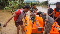 Tim SAR Evakuasi 6 Warga yang Terjebak Banjir di Pekanbaru