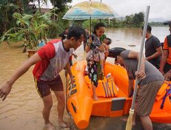 Tim SAR Evakuasi 6 Warga yang Terjebak Banjir di Pekanbaru
