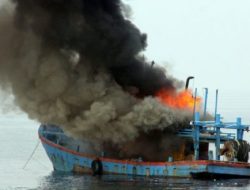 Kapal BBM Terbakar di Ketapang Rumah Bergetar Akibat Ledakan Keras